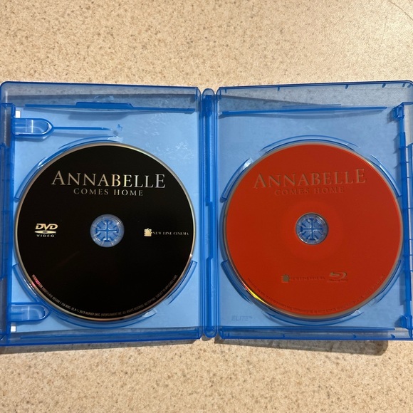 Annabelle Comes Home Blu-ray - Picture 2 of 3